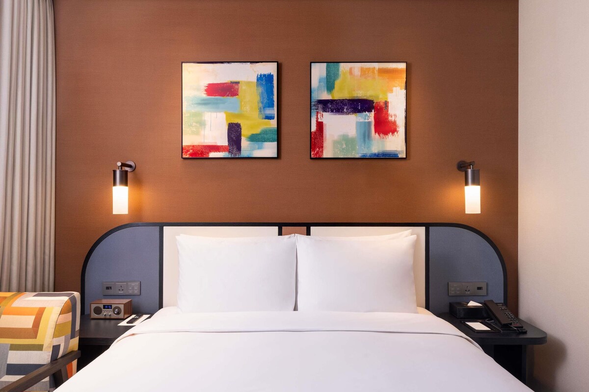 Standard Room, 1 Queen Bed | Blackout drapes, soundproofing, WiFi (free), bed sheets