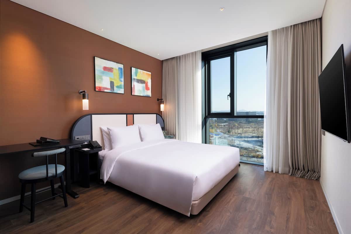 1 bedroom, blackout curtains, soundproofing, free WiFi