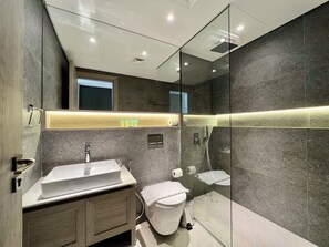 Estúdio luxo, sacada, vista para a cidade | Banheiro | Chuveiro, produtos de toalete grátis, secador de cabelo 