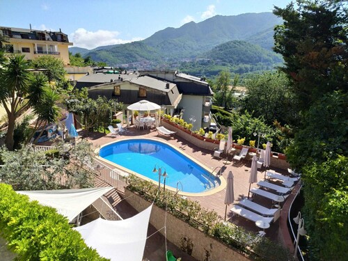 Red - Relaxation near Salerno, Pompeii & Amalfi