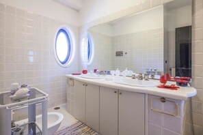 Shower, hair dryer, bidet, towels