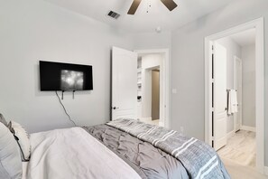 3 bedrooms, iron/ironing board, WiFi, bed sheets