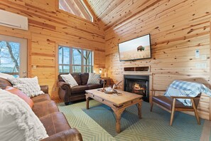 Smart TV, fireplace - Mnt. View Cabin Near River w/ Hot Tub + Fire Pit Sleeps 10 (Jasper)