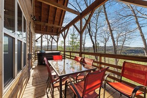 Outdoor dining - Mnt. View Cabin Near River w/ Hot Tub + Fire Pit Sleeps 10 (Jasper)