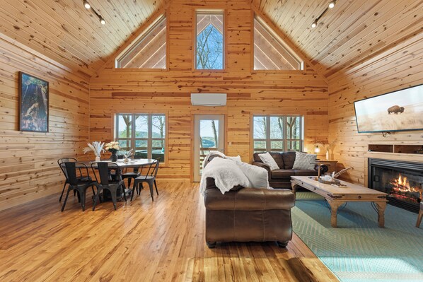 Smart TV, fireplace - Mnt. View Cabin Near River w/ Hot Tub + Fire Pit Sleeps 10 (Jasper)