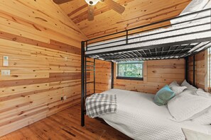 3 habitaciones, tabla de planchar con plancha, wifi y ropa de cama 