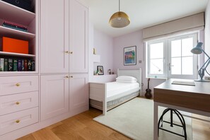 Apartament (3 Bedrooms) | 3 dormitoris, planxa i posts de planxar, bressols i roba de llit