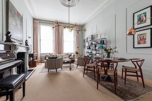 Apartament (3 Bedrooms) | Sala d'estar | Televisor