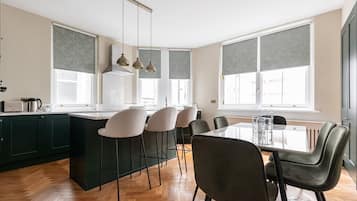 Departamento (2 Bedrooms) | Cocina privada | Microondas, horno, lavavajillas y tetera eléctrica