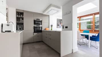 Apartment (3 Bedrooms) | Eigene Küche | Mikrowelle, Ofen, Geschirrspüler, Wasserkocher