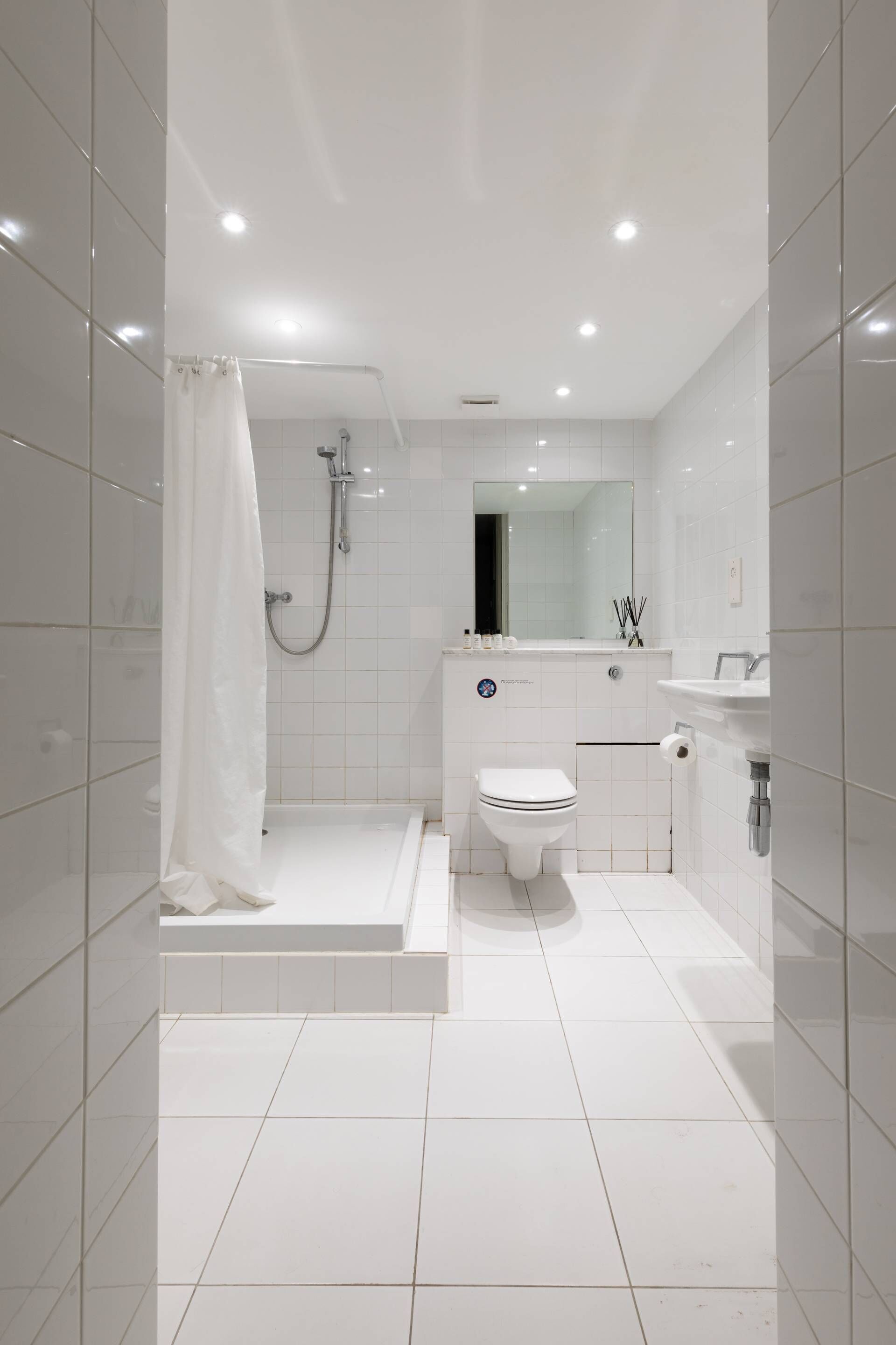 Apartment (3 Bedrooms) | Bathroom | Hair dryer, towels, shampoo, toilet paper