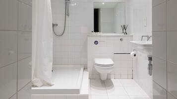 Huoneisto (3 Bedrooms) | Kylpyhuone | Hiustenkuivaaja, pyyhkeet, sampoo, vessapaperi