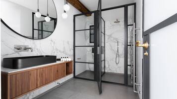 Apartment (2 Bedrooms) | Bathroom | Shower, hair dryer, towels, shampoo