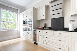 Apartment (2 Bedrooms) | Eigene Küche | Mikrowelle, Geschirrspüler, Wasserkocher