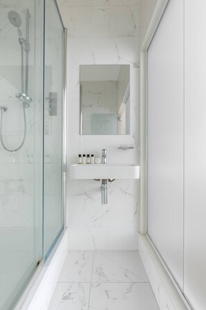 Huoneisto (2 Bedrooms) | Kylpyhuone | Hiustenkuivaaja, pyyhkeet, sampoo, vessapaperi