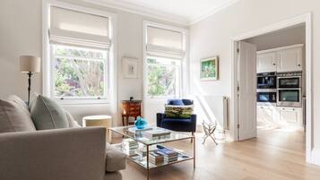 Apartment (2 Bedrooms) | Wohnbereich | Fernseher