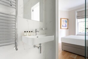 Departamento (2 Bedrooms) | Baño | Secadora de cabello, toallas, shampoo, papel de baño 