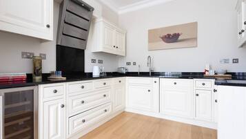 Apartment (2 Bedrooms) | Eigene Küche | Mikrowelle, Geschirrspüler, Wasserkocher