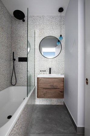Leilighet (2 Bedrooms) | Bad | Hårføner, håndklær, sjampo og toalettpapir
