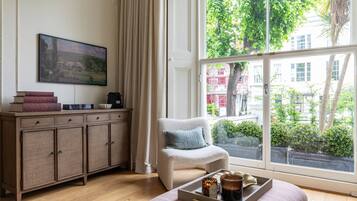 Appartement (2 Bedrooms) | Woonruimte | Een televisie