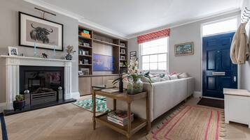 Apartment (3 Bedrooms) | Living area | TV