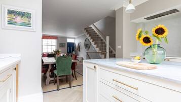 Apartment (3 Bedrooms) | Private kitchen | Microwave, oven, dishwasher, electric kettle