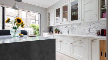 Apartment (3 Bedrooms) | Private kitchen | Microwave, oven, dishwasher, electric kettle