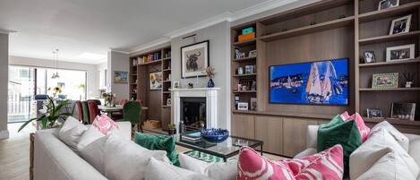 Apartment (3 Bedrooms) | Living area | TV