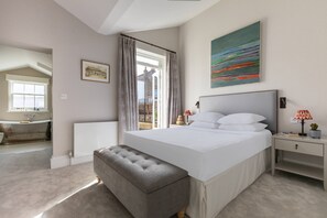 3 habitaciones, tabla de planchar con plancha y ropa de cama 