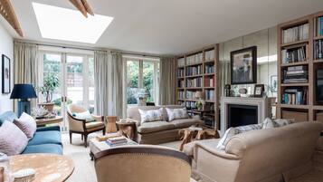 Apartment (5 Bedrooms) | Living area | TV