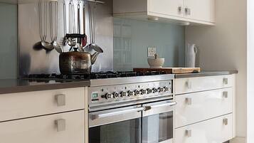 Apartment (5 Bedrooms) | Private kitchen | Microwave, oven, dishwasher, electric kettle