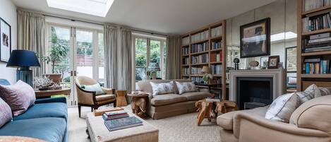 Apartment (5 Bedrooms) | Living area | TV