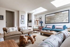 Living area - Chesilton Road by Onefinestay (London)
