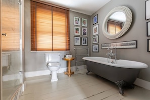 Appartement (5 Bedrooms) | Salle de bain | Sèche-cheveux, serviettes fournies, shampoing, papier toilette