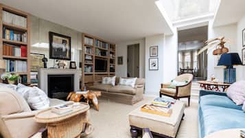 Apartment (5 Bedrooms) | Living area | TV