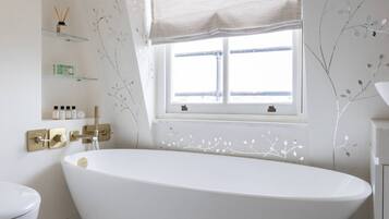 Apartment (1 Bedroom) | Bathroom | Hair dryer, towels, shampoo, toilet paper