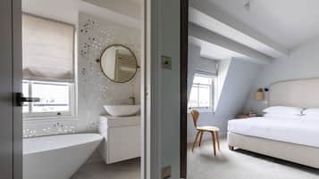 1 sovrum, strykjärn/strykbräda och sängkläder