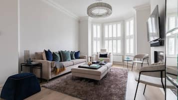 Apartment (5 Bedrooms) | Wohnbereich | Fernseher
