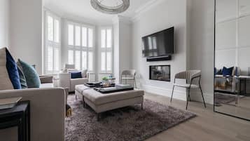 Căn hộ (5 Bedrooms) | Khu phòng khách | TV