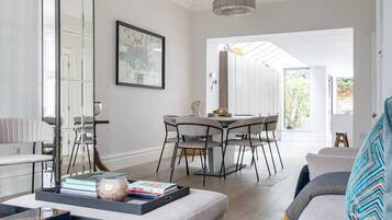 Apartamento (5 Bedrooms) | Área de estar | TV