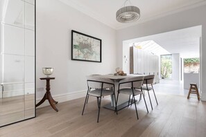 Căn hộ (5 Bedrooms) | Phòng ăn