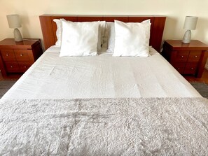 2 bedrooms, iron/ironing board, internet, bed sheets