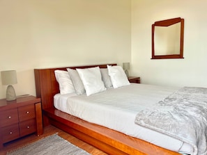 2 dormitorios, tabla de planchar con plancha, Internet y ropa de cama