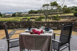 Outdoor dining - CAPELAS GARDEN by Azores HomeMade (Ponta Delgada)