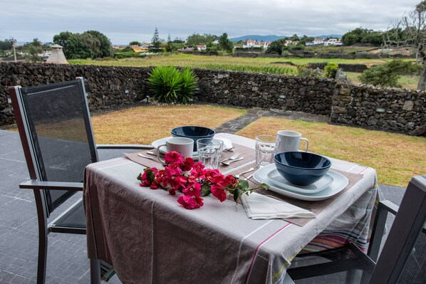 Outdoor dining - CAPELAS GARDEN by Azores HomeMade (Ponta Delgada)