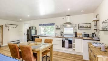 Cabin | Private kitchen | Fridge, microwave, oven, stovetop