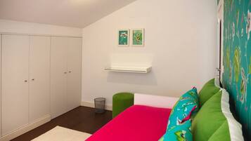 3 bedrooms, iron/ironing board, Internet, bed sheets