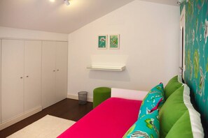 3 bedrooms, iron/ironing board, internet, bed sheets