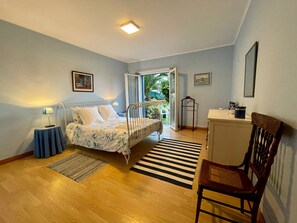 2 bedrooms, iron/ironing board, internet, bed sheets