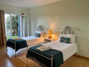 2 bedrooms, iron/ironing board, internet, bed sheets